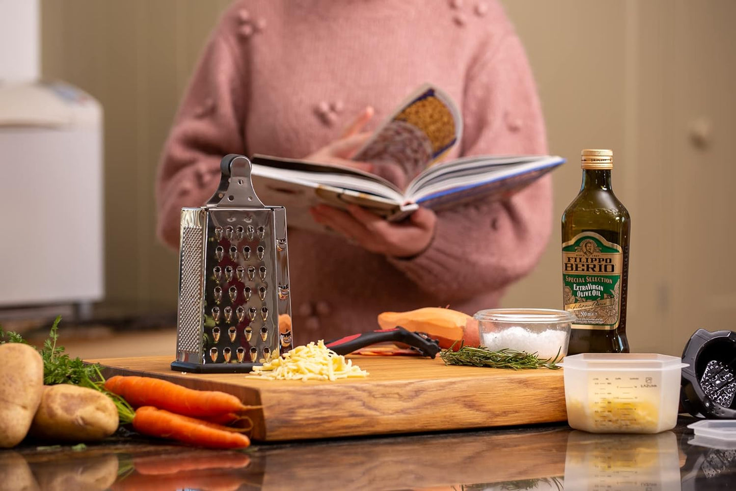 Râpe à fromage 7 en 1 en acier inoxydable avec protège-doigts. Coupe-herbes.