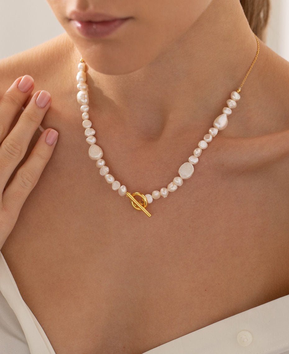 Collier en T avec perles baroques et d'eau douce