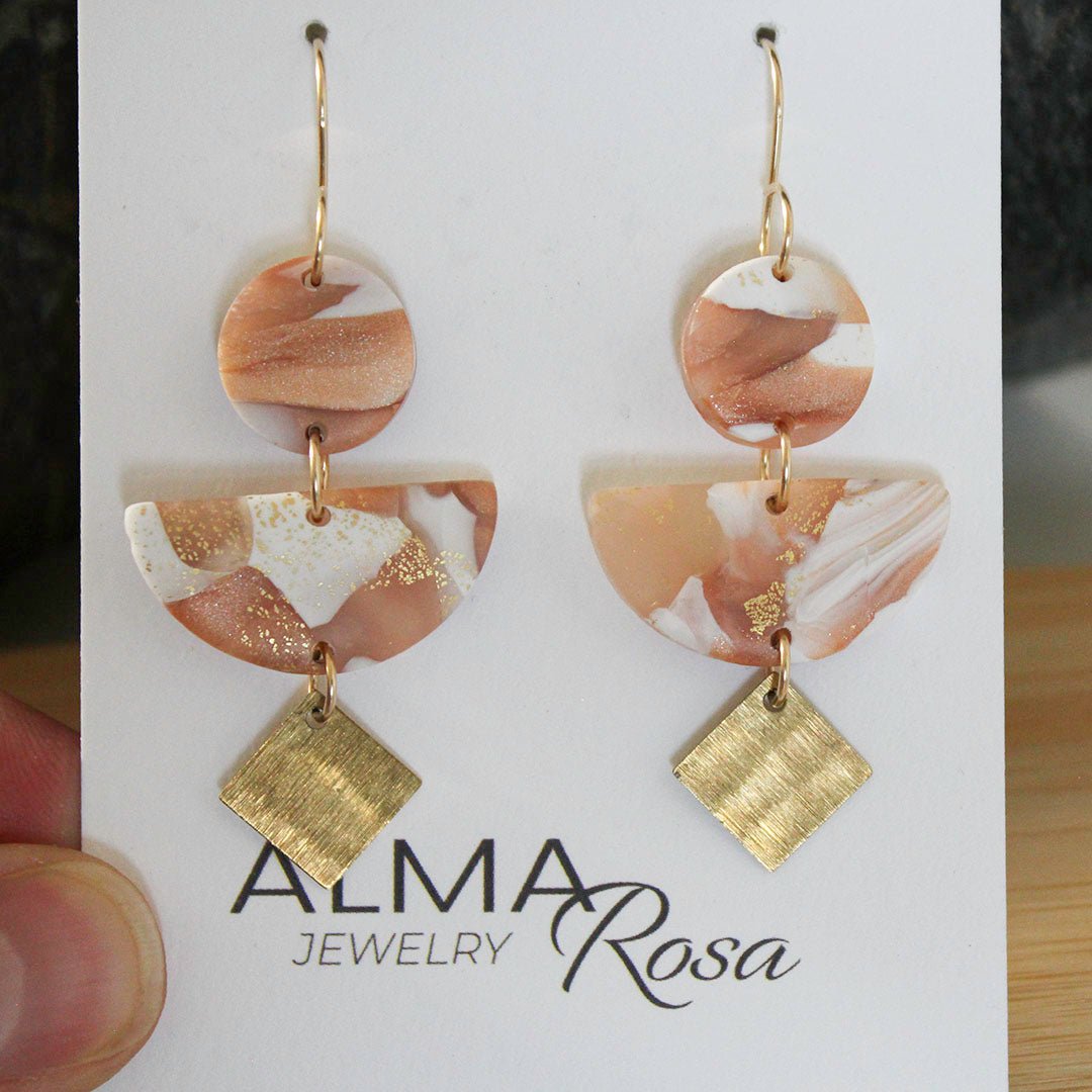 Boucles d'oreilles COLIBRI. Boucles d'oreilles tendance en pâte polymère, feuilles blanches, roses et dorées, avec pendants en laiton.
