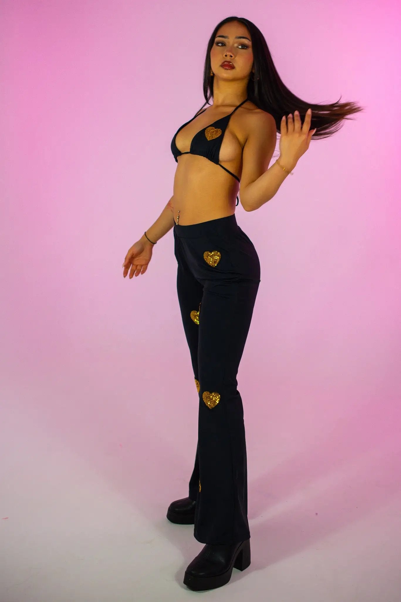 Schwarzes Top mit goldenem Herz