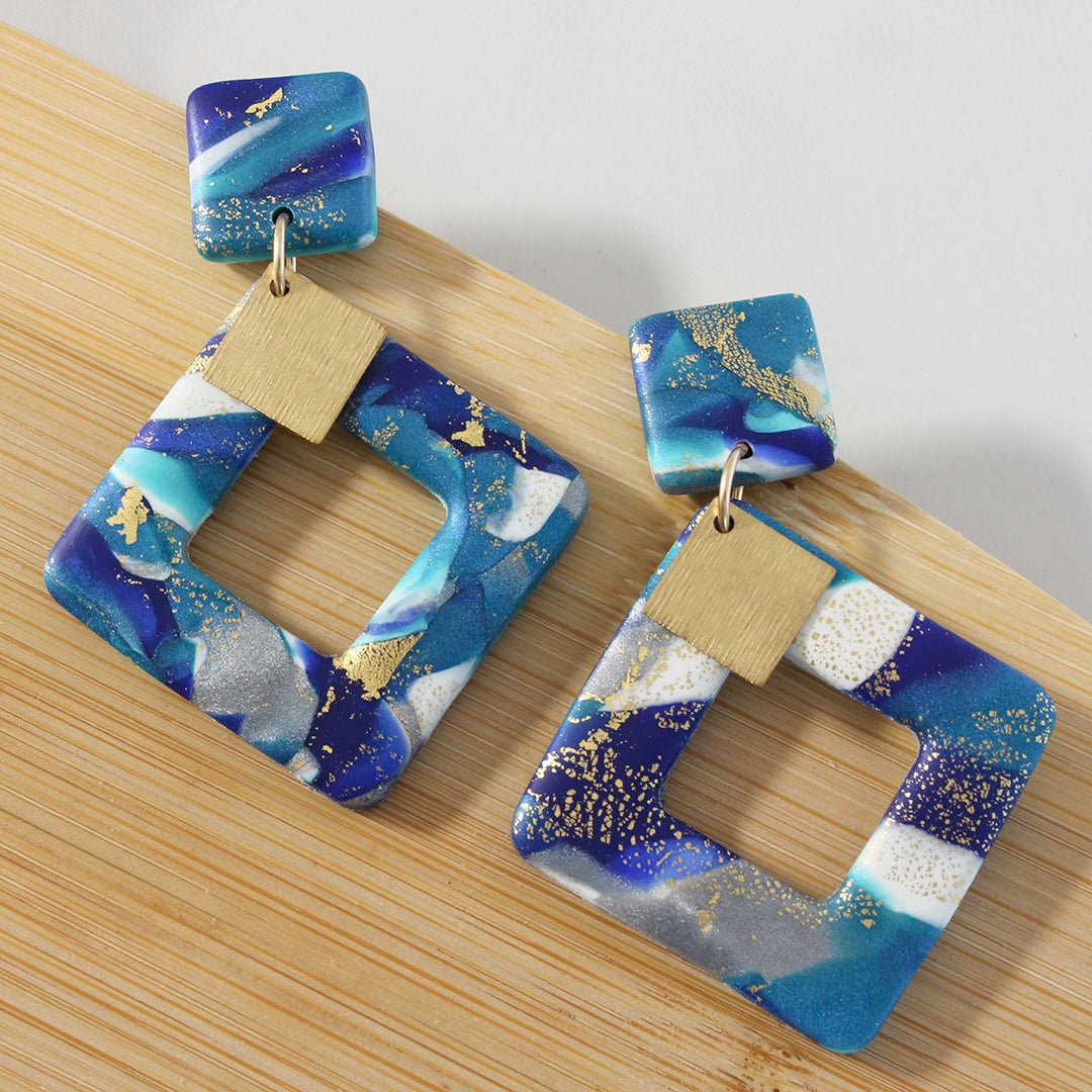 EMERY - Blaue Lagune, rautenförmige Polymer-Ton-Ohrringe mit Messing-Anhängern