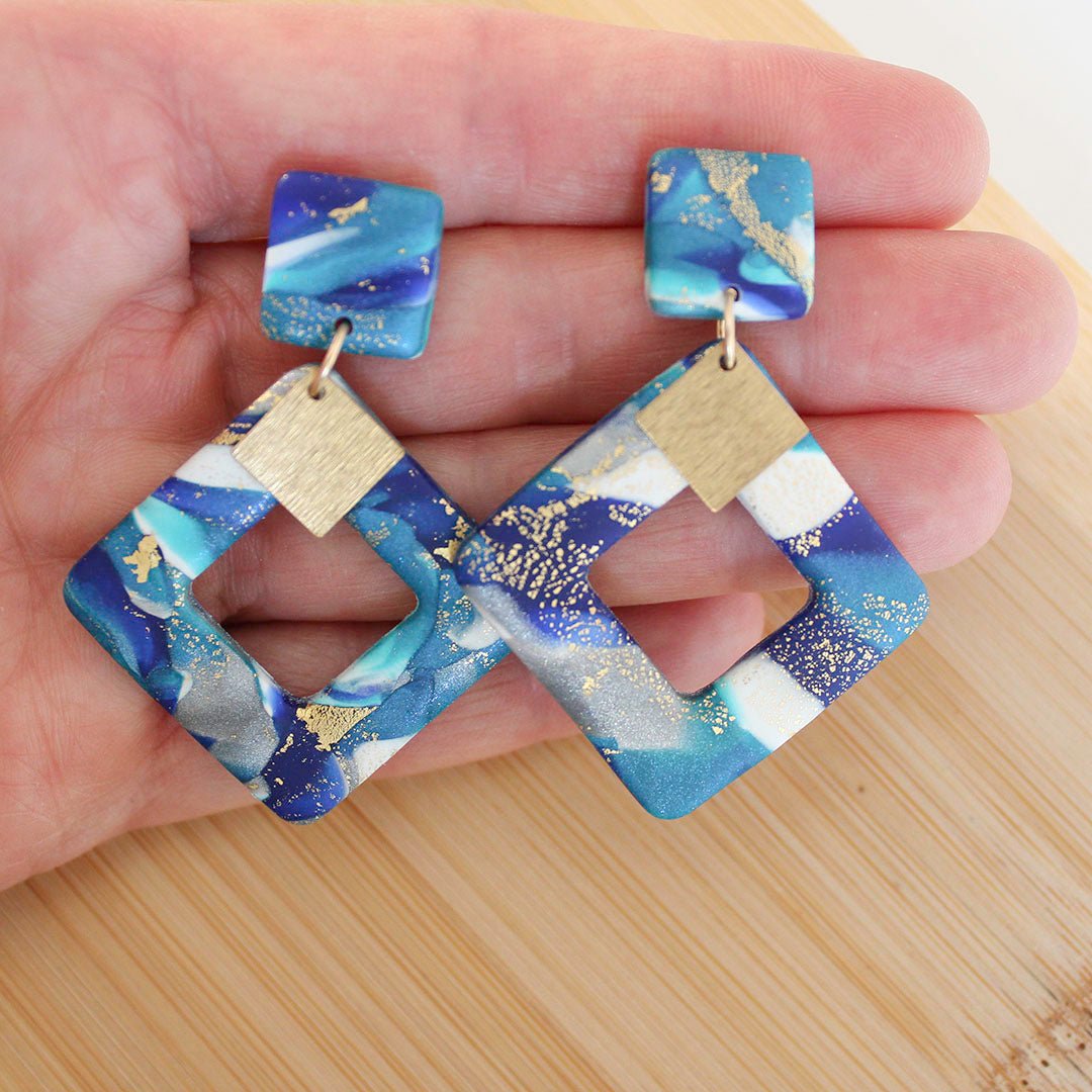 EMERY - Blaue Lagune, rautenförmige Polymer-Ton-Ohrringe mit Messing-Anhängern