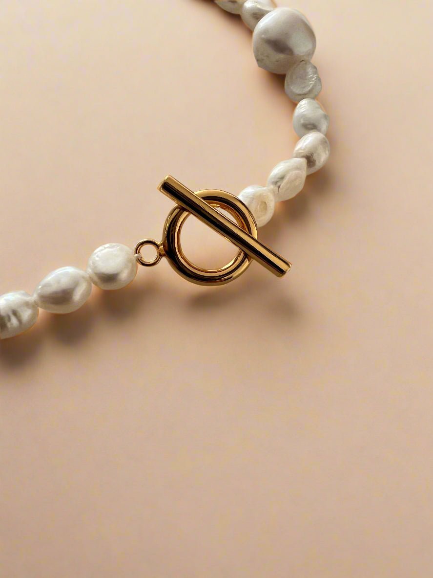 Collier en T avec perles baroques et d'eau douce