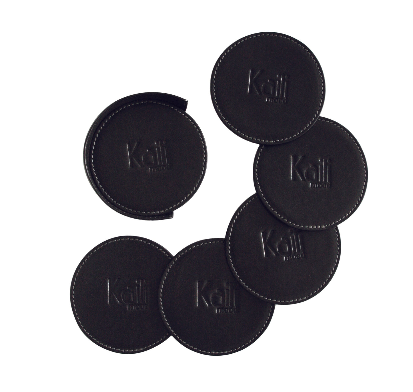K0007AB | Set Sotto Bicchieri da 6 pezzi in Vera Pelle pieno fiore, liscia. Dimensione sotto bicchieri: ø cm 9, Dimensione Porta sotto bicchieri: ø 9 x 3.0 cm. Confezione: Sacchetto Tnt - www.Shopthatapp.com