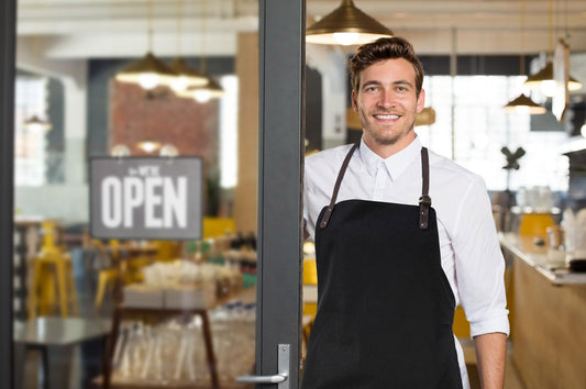 K0015GB | Grembiule da Lavoro in Canvas/ Vera Pelle pieno fiore, volanata. Colore Corda/Testa Moro. Accessori Nickel Anticato. Dimensioni: cm 70 x 90 x 0,5. Confezione: Polybag - www.Shopthatapp.com