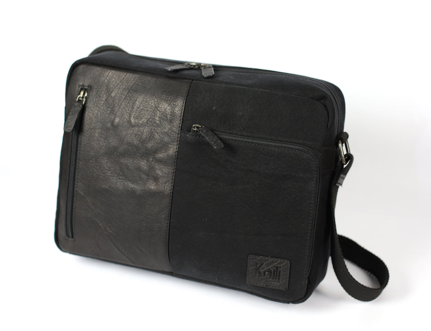 K0022AB | Messenger in Canvas/Vera Pelle, pieno fiore, volanata - Colore Nero. Accessori Nickel Anticato, Chiusura superiore con lampo. Dimensioni: cm 35 x 26 x 10. Confezione: Sacchetto Tnt - www.Shopthatapp.com