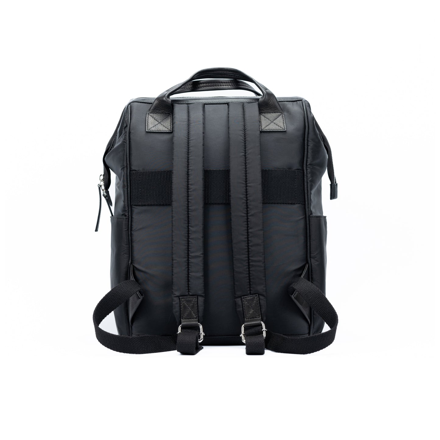 K0037AB | Zaino Idrorepellente in Nylon Waterproof/Vera Pelle pieno fiore con leggera grana - Colore Nero - Accessori Nickel lucido. Dimensioni: cm 27 x 39 x 19 - Confezione: Sacchetto Tnt - www.Shopthatapp.com