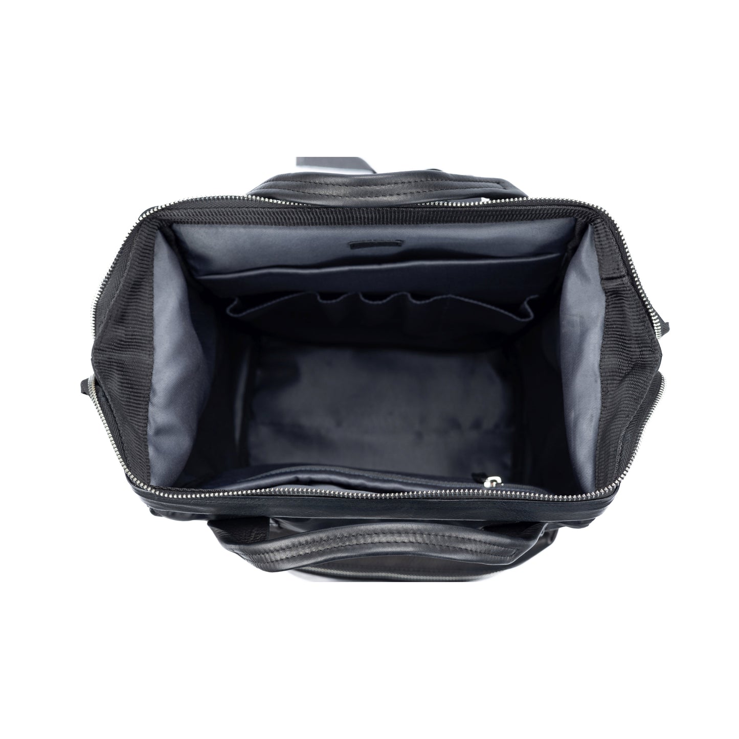 K0037AB | Zaino Idrorepellente in Nylon Waterproof/Vera Pelle pieno fiore con leggera grana - Colore Nero - Accessori Nickel lucido. Dimensioni: cm 27 x 39 x 19 - Confezione: Sacchetto Tnt - www.Shopthatapp.com