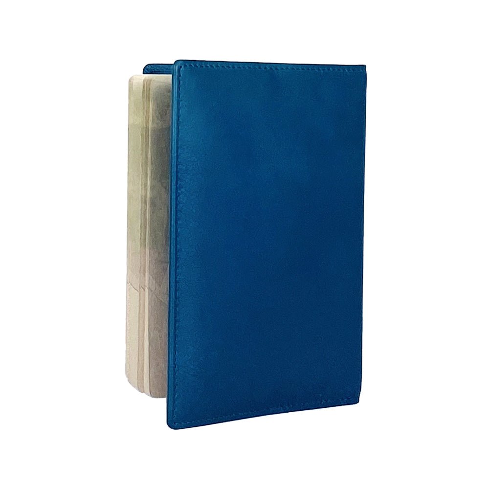 K10237MB | Copertina per Passaporto in Vera Pelle pieno fiore, con leggera grana. Colore Blu Jeans. Dimensioni da chiusa: cm 10 x 14 x 1 - Confezione: Gift Box rigido fondo/coperchio - www.Shopthatapp.com