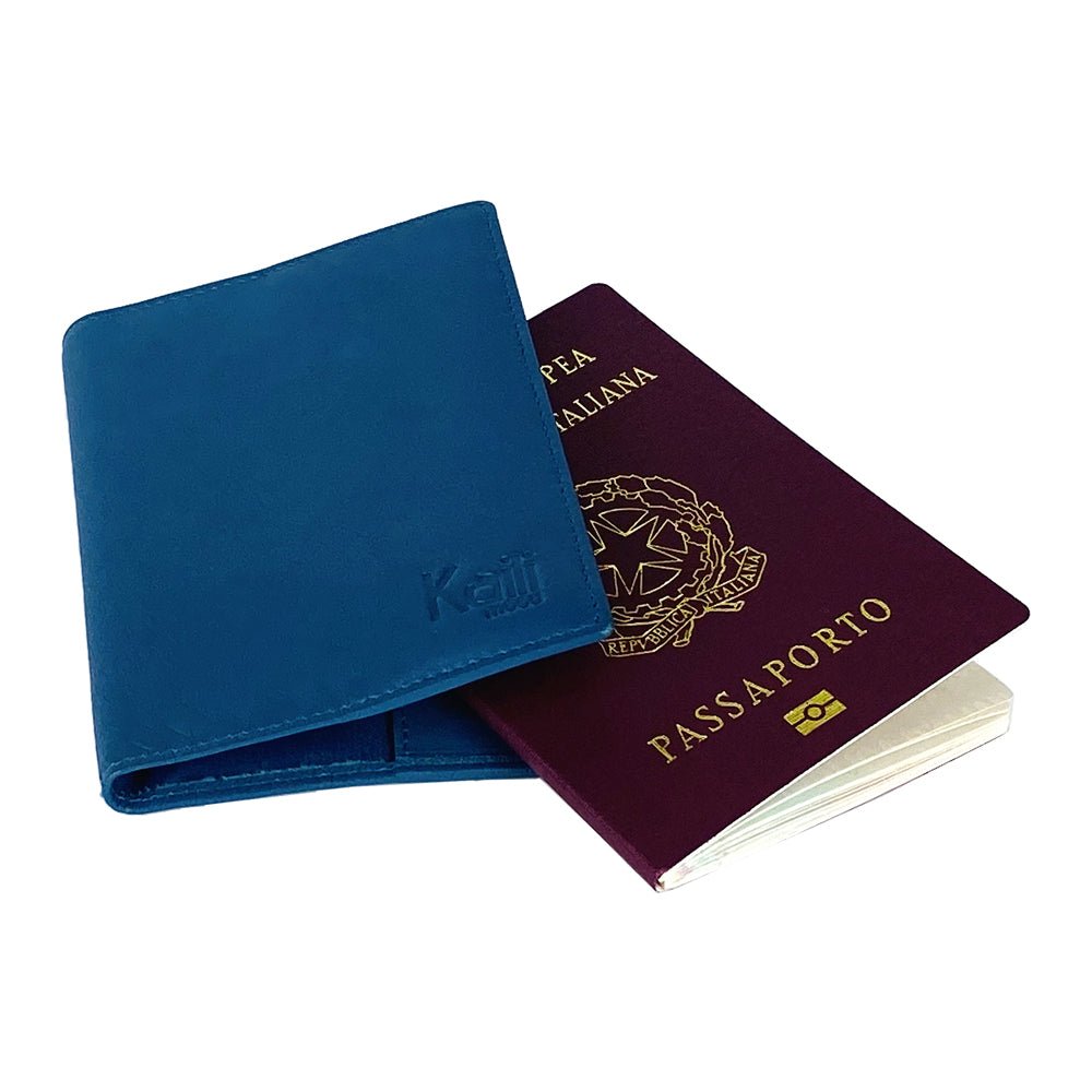 K10237MB | Copertina per Passaporto in Vera Pelle pieno fiore, con leggera grana. Colore Blu Jeans. Dimensioni da chiusa: cm 10 x 14 x 1 - Confezione: Gift Box rigido fondo/coperchio - www.Shopthatapp.com