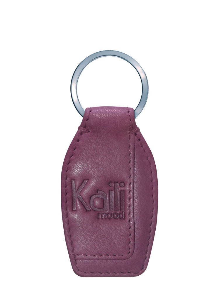 K10753NB | Portachiavi in Vera Pelle pieno fiore, con leggera grana. Colore Malva. Anello Nickel Lucido. Dimensioni totali: cm 3,5 x 9 x 0,5. Confezione: Gift Box rigido fondo/coperchio - www.Shopthatapp.com