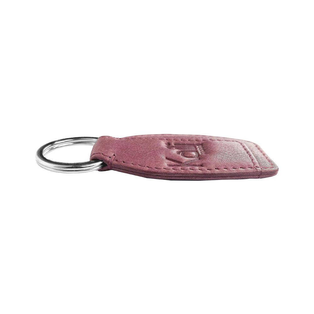 K10753NB | Portachiavi in Vera Pelle pieno fiore, con leggera grana. Colore Malva. Anello Nickel Lucido. Dimensioni totali: cm 3,5 x 9 x 0,5. Confezione: Gift Box rigido fondo/coperchio - www.Shopthatapp.com
