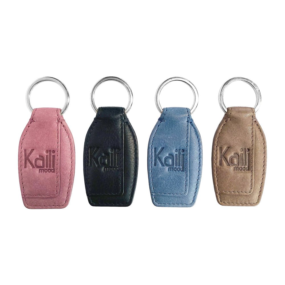 K10753NB | Portachiavi in Vera Pelle pieno fiore, con leggera grana. Colore Malva. Anello Nickel Lucido. Dimensioni totali: cm 3,5 x 9 x 0,5. Confezione: Gift Box rigido fondo/coperchio - www.Shopthatapp.com