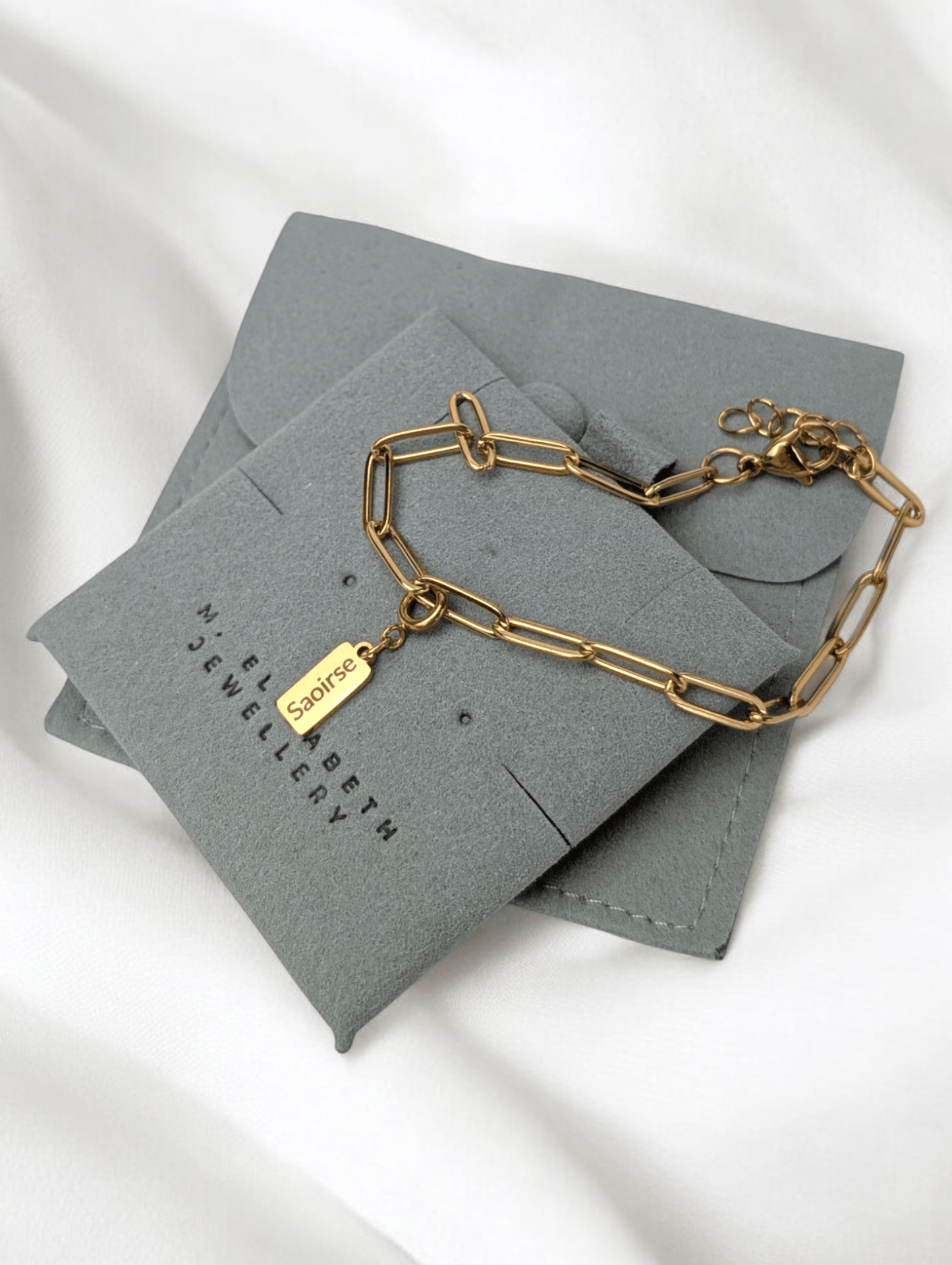 Goldenes Armband mit Büroklammer-Charms