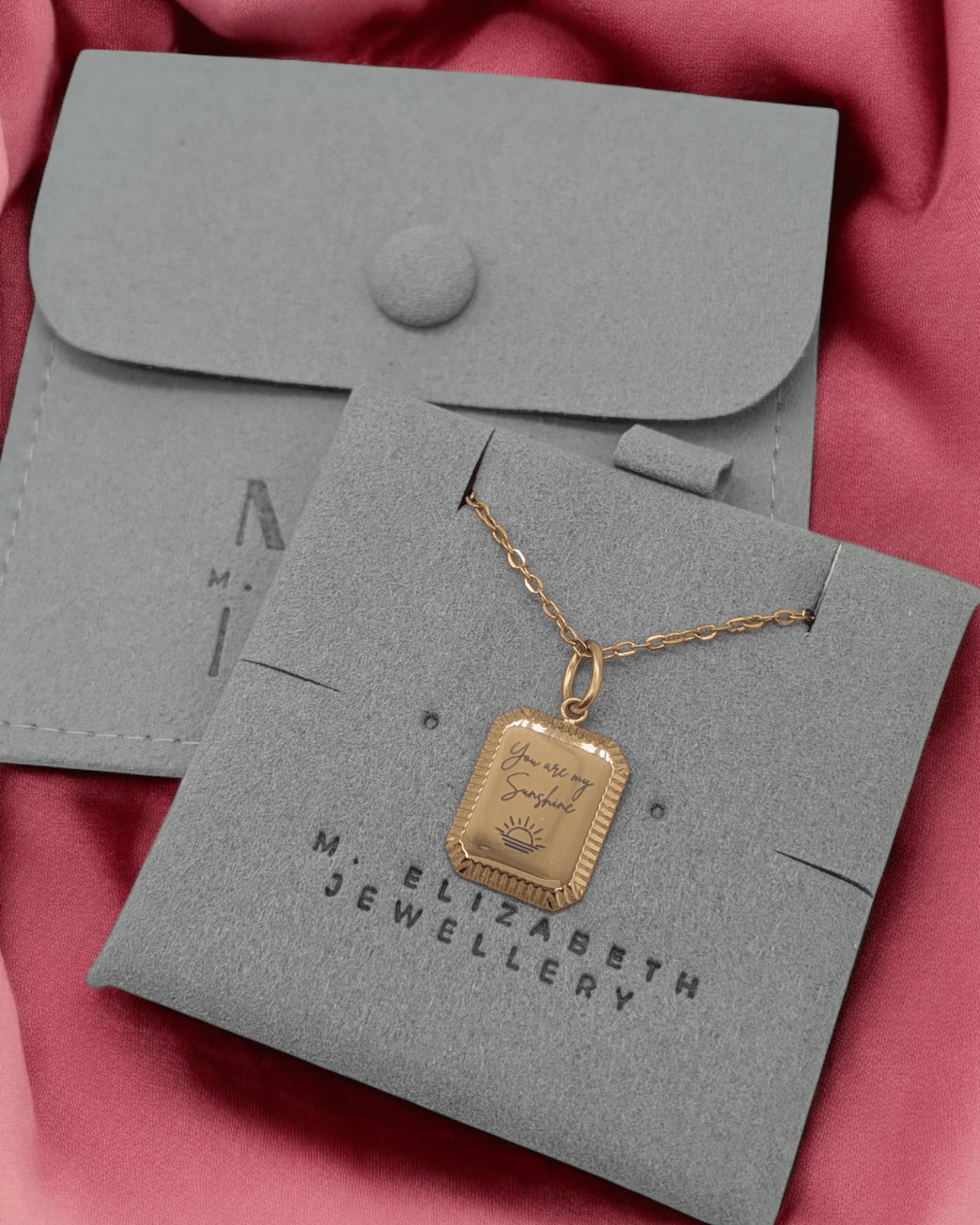 Collier avec étiquette vintage gravée sur mesure