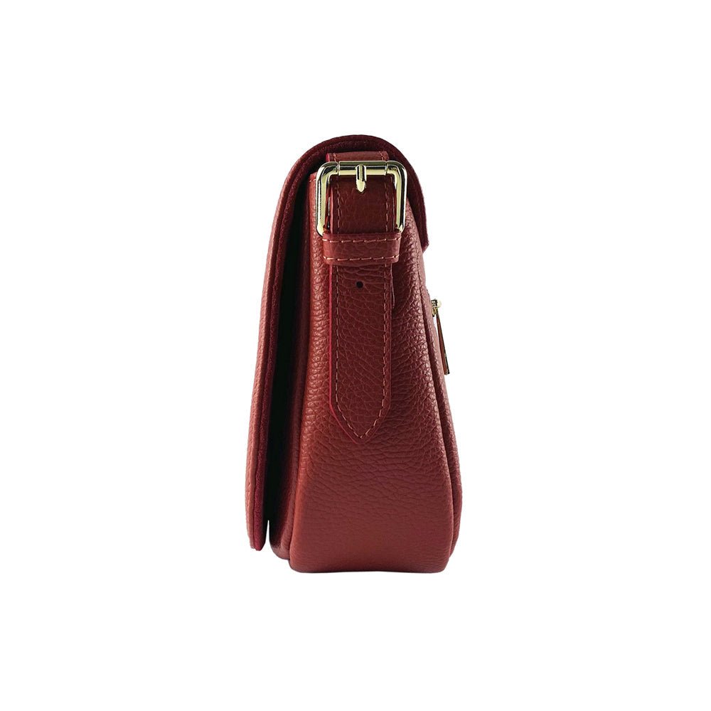 RB1002V | Borsa a Tracolla in Vera Pelle Made in Italy con Tracolla removibile in pelle e attacchi con fibbie in metallo Oro Lucido - Colore Rosso - Dimensioni: cm 26 x 20 x 10 - www.Shopthatapp.com