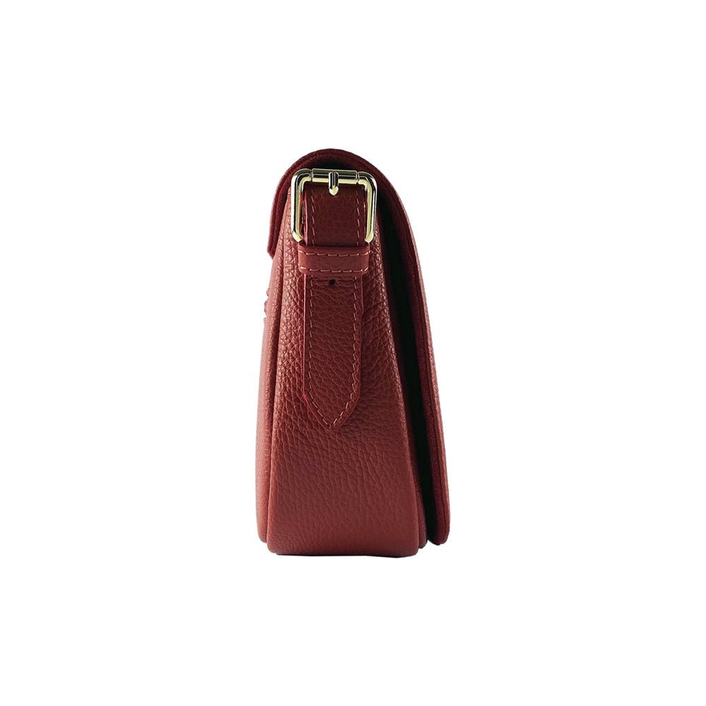 RB1002V | Borsa a Tracolla in Vera Pelle Made in Italy con Tracolla removibile in pelle e attacchi con fibbie in metallo Oro Lucido - Colore Rosso - Dimensioni: cm 26 x 20 x 10 - www.Shopthatapp.com