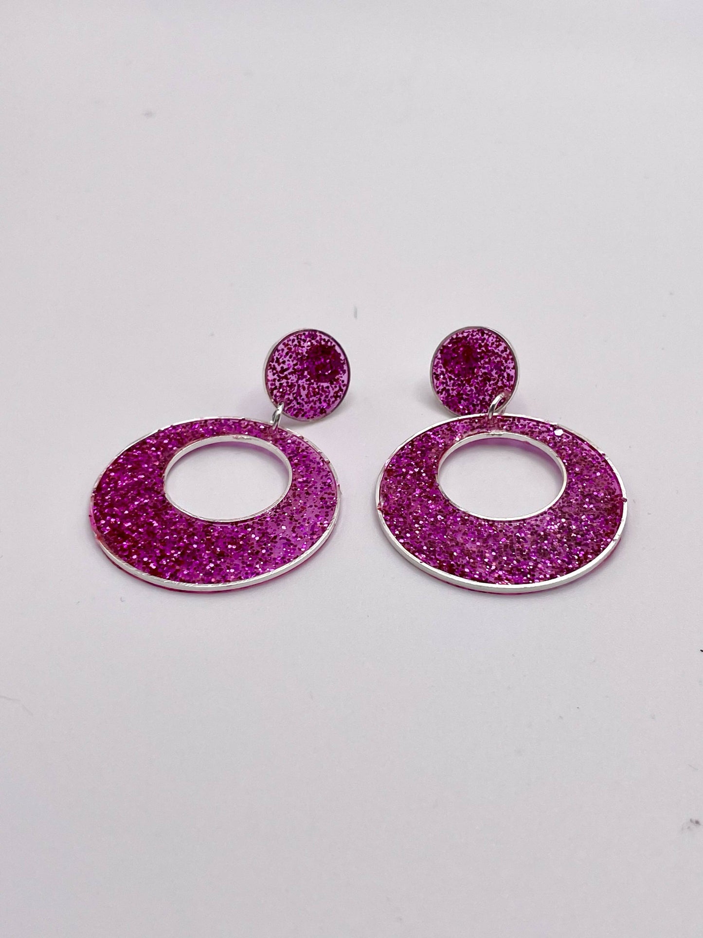 Boucles d'oreilles en résine à double cercle brillantes et scintillantes avec clou en argent sterling