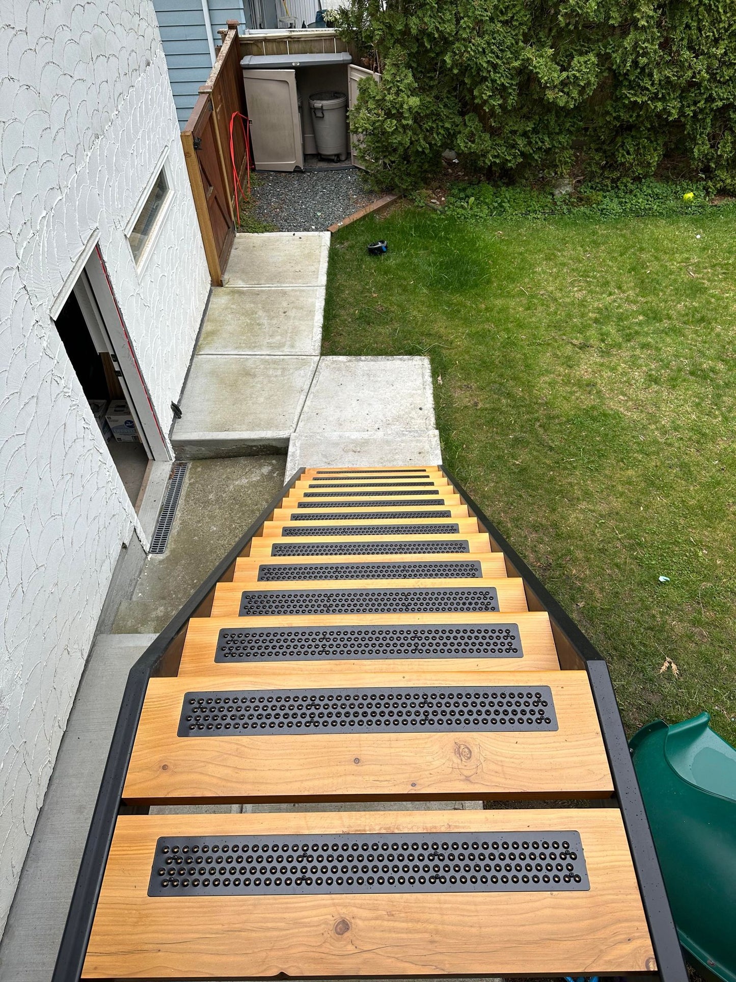 Aluminum Grip Stair Cover Treads - Signal Black, Includes Stainless Steel 1" Screws - 4" x 32" - www.Shopthatapp.com