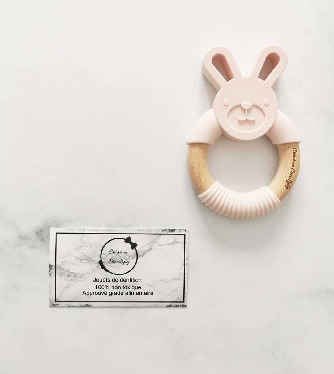 Anneau en silicone lapin et bois pêche - www.Shopthatapp.com