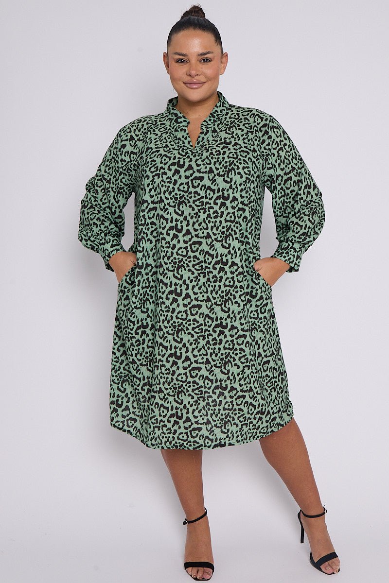 Robe Eliana grande taille verte à imprimé animal avec col et poches