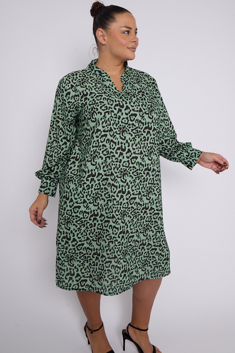Robe Eliana grande taille verte à imprimé animal avec col et poches