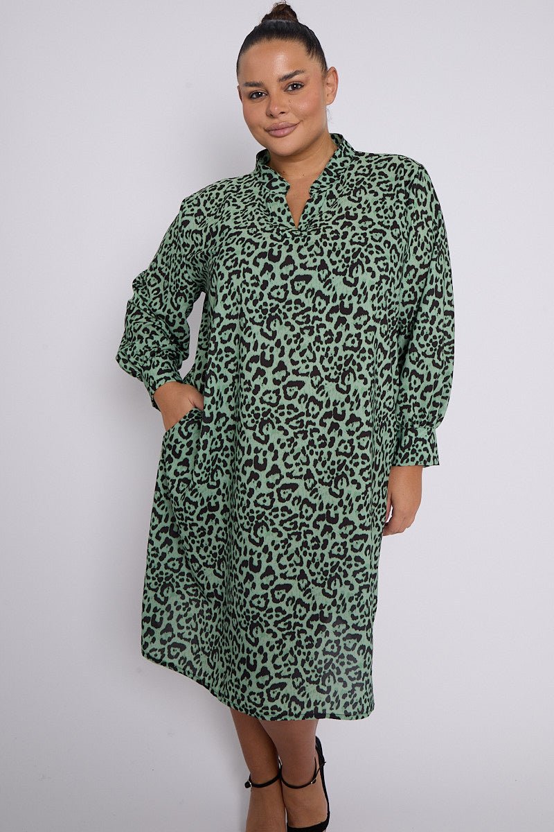 Robe Eliana grande taille verte à imprimé animal avec col et poches