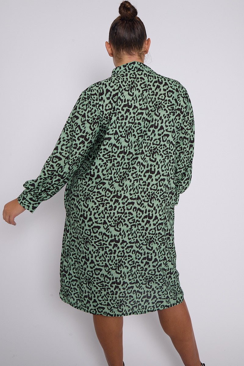 Robe Eliana grande taille verte à imprimé animal avec col et poches