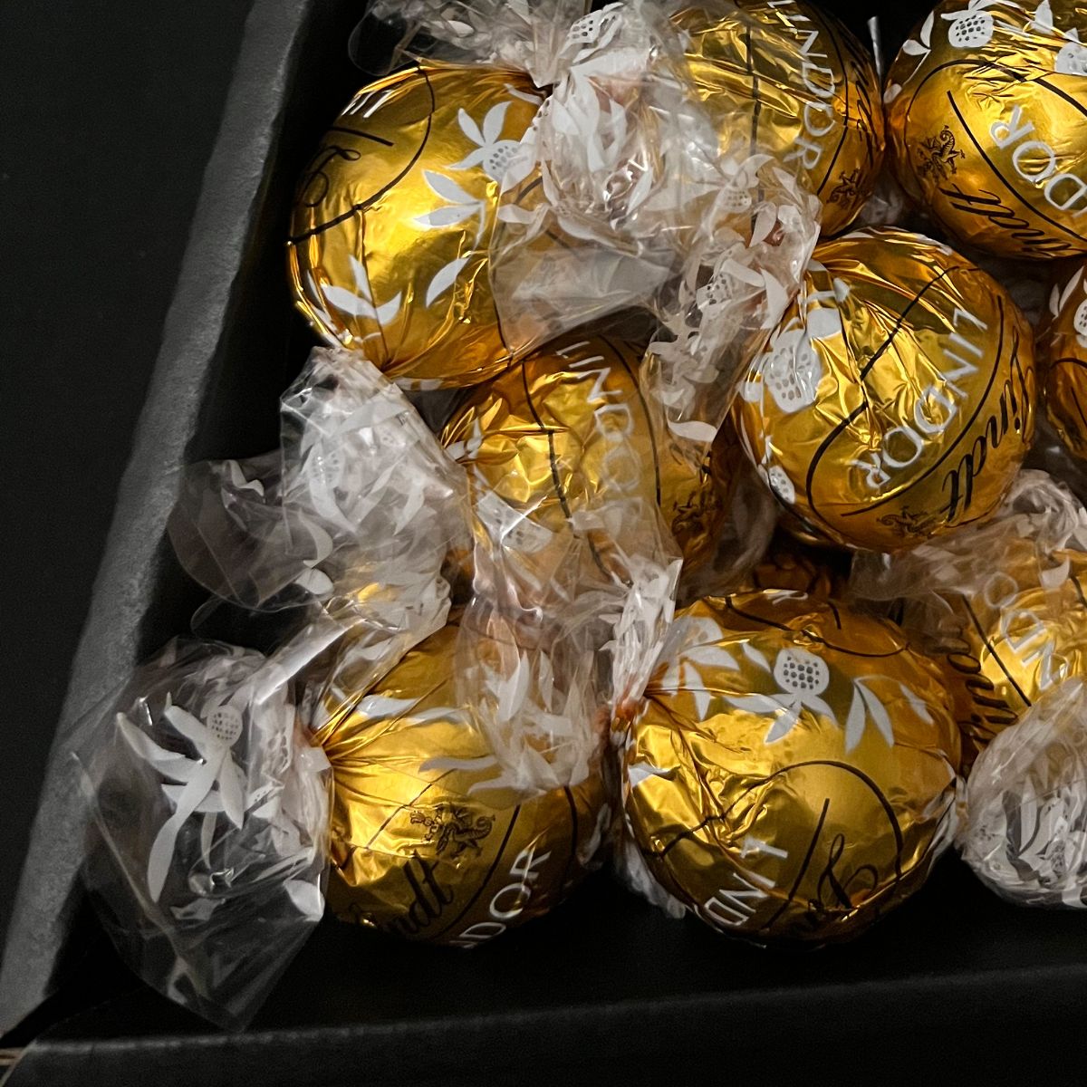 Lindt Lindor & Yankee Candle Signature Chocolate Bouquet With Ivory Roses - www.Shopthatapp.com