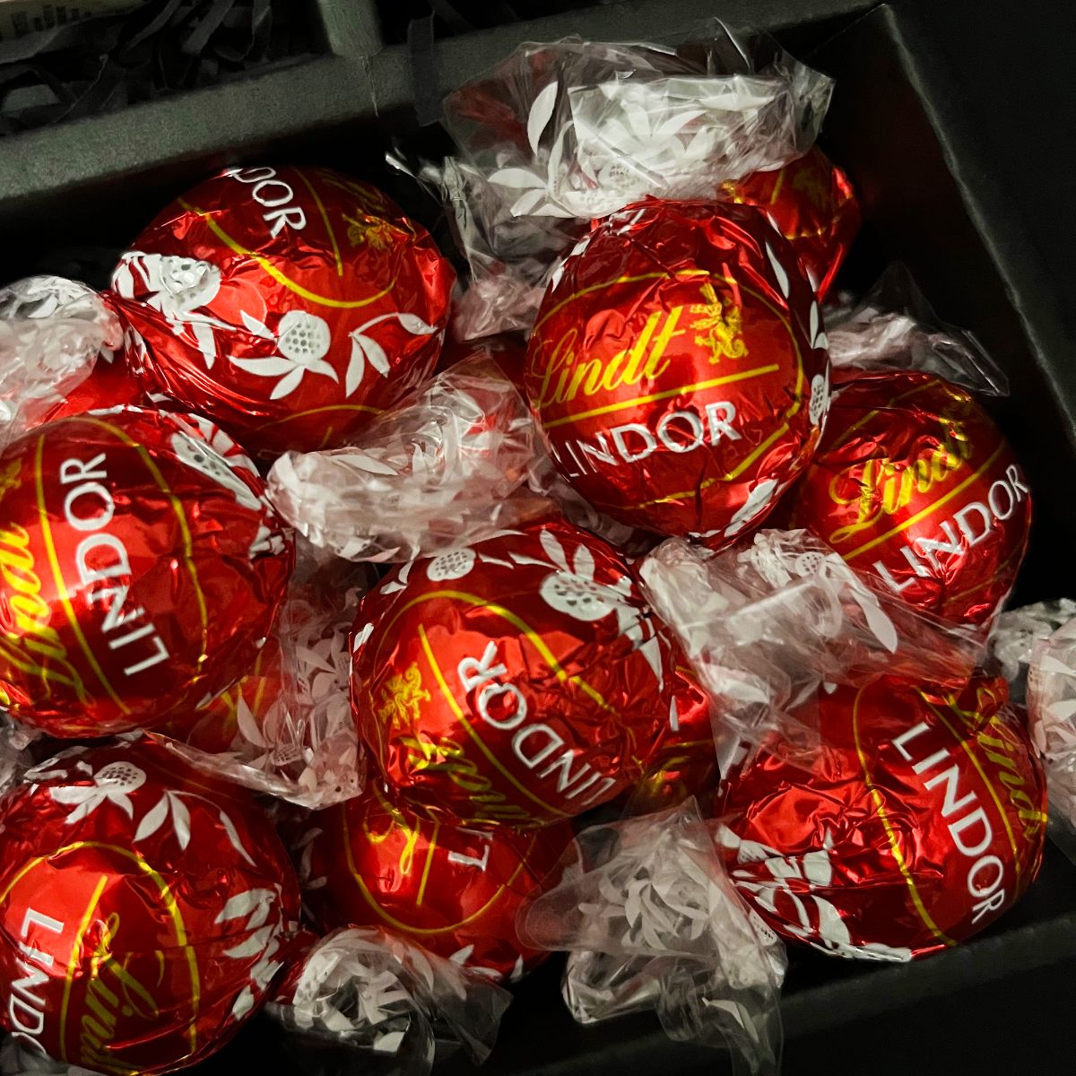 Lindt Lindor & Yankee Candle Signature Chocolate Bouquet With Red Roses - www.Shopthatapp.com