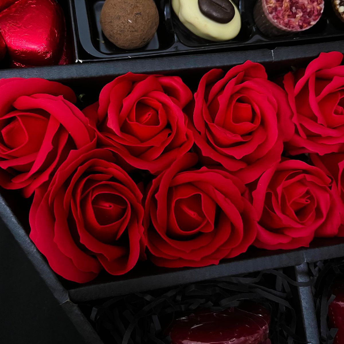 Lindt Lindor & Yankee Candle Signature Chocolate Bouquet With Red Roses - www.Shopthatapp.com