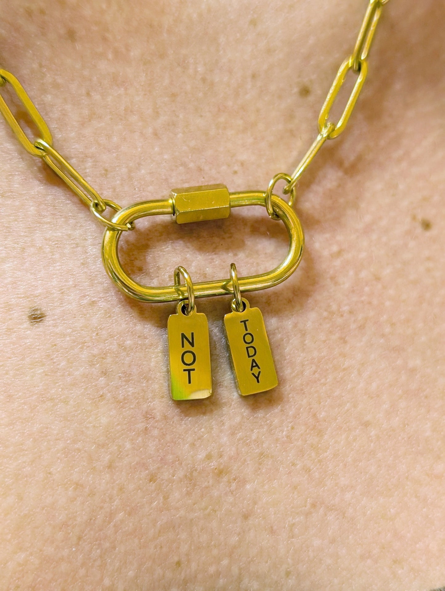 Breloque mini-étiquette gravée personnalisée
