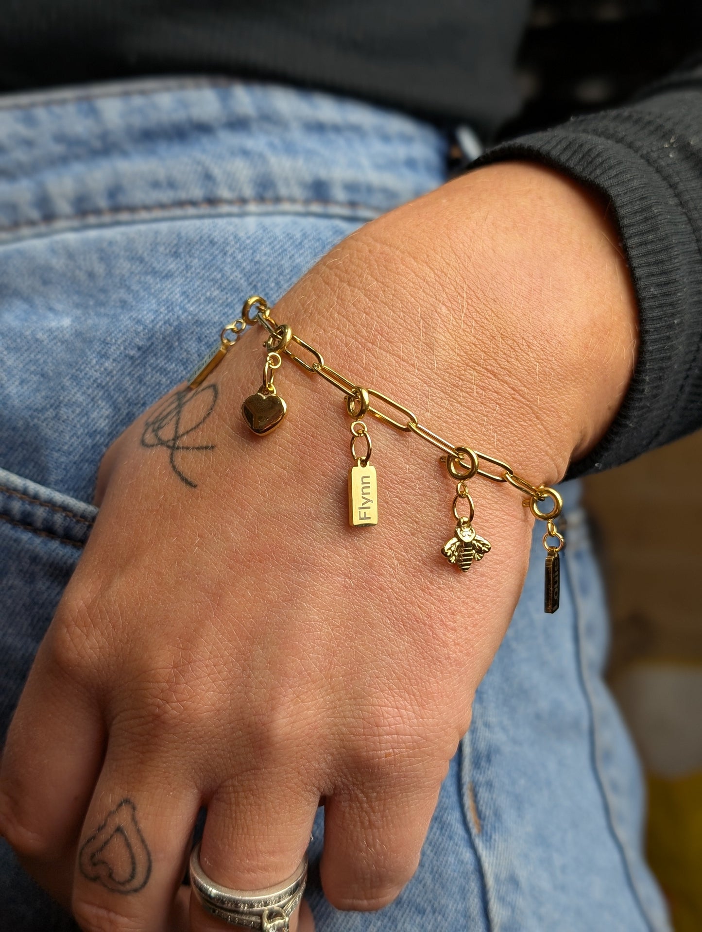 Goldenes Armband mit Büroklammer-Charms
