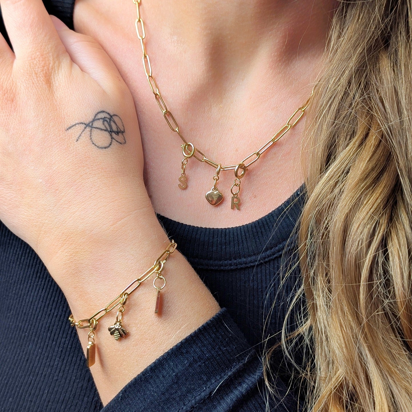 Goldenes Armband mit Büroklammer-Charms