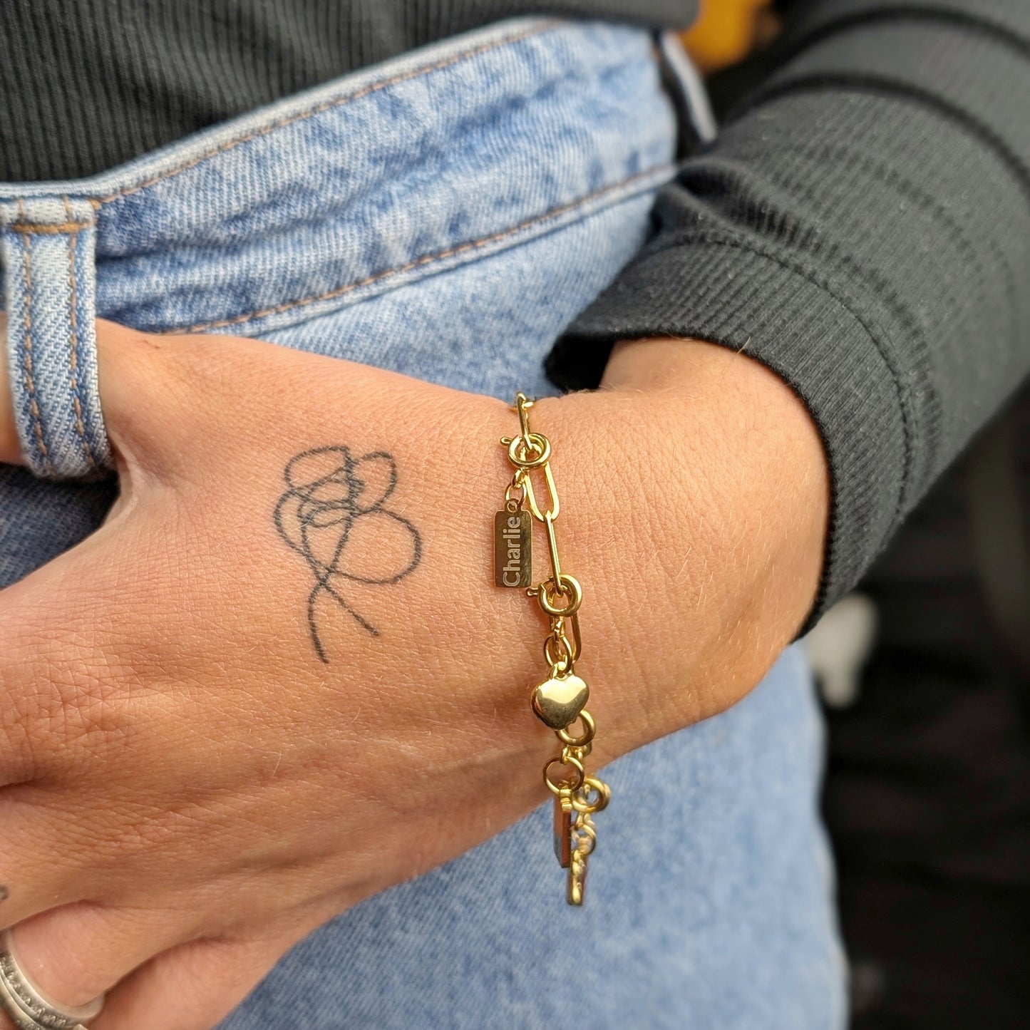 Goldenes Armband mit Büroklammer-Charms