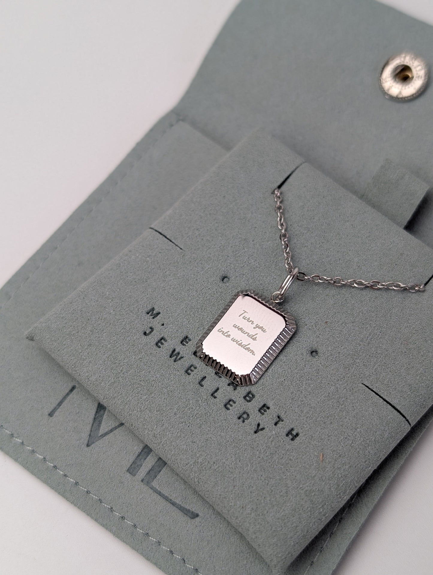 Collier avec étiquette vintage gravée sur mesure