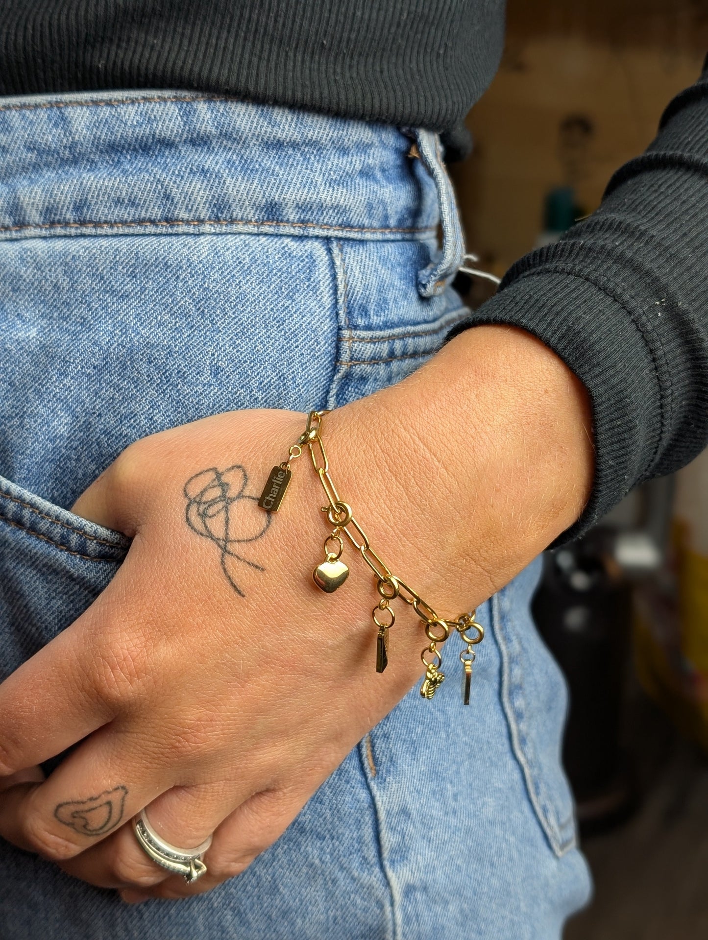 Goldenes Armband mit Büroklammer-Charms
