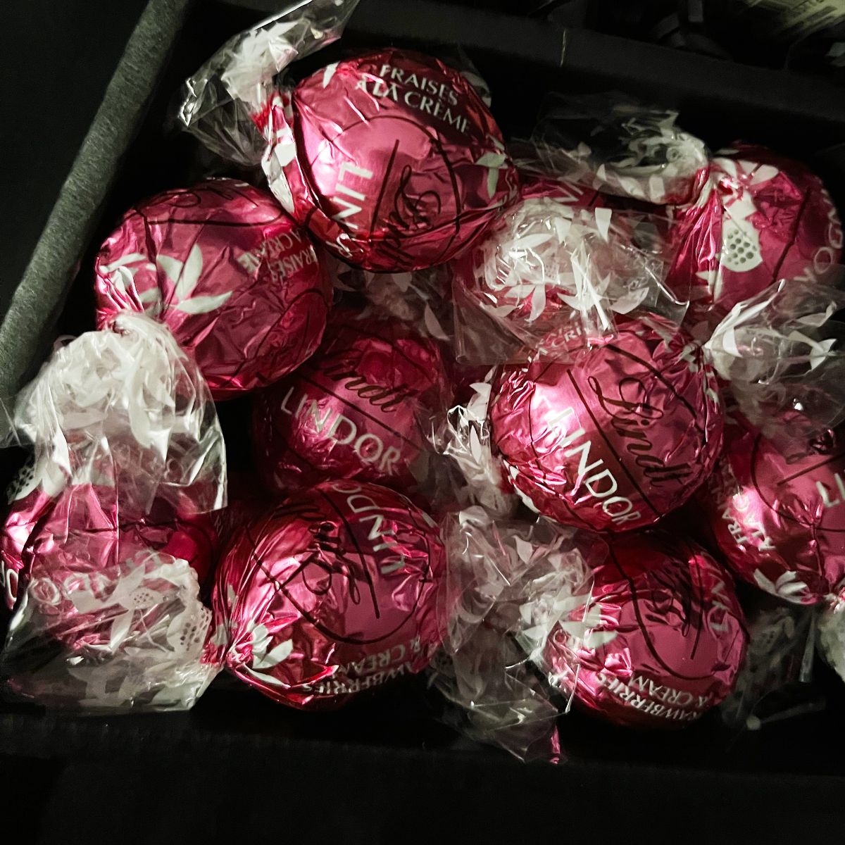 Lindt Lindor & Yankee Candle Signature Chocolate Bouquet With Pink Roses-Food and beverage-www.Shopthatapp.com-HamperWell