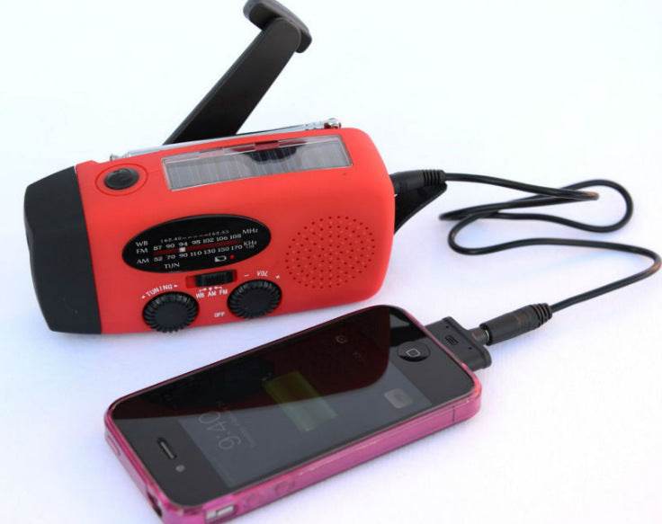 Solar Hand Crank USB charging radio flashlight - www.Shopthatapp.com