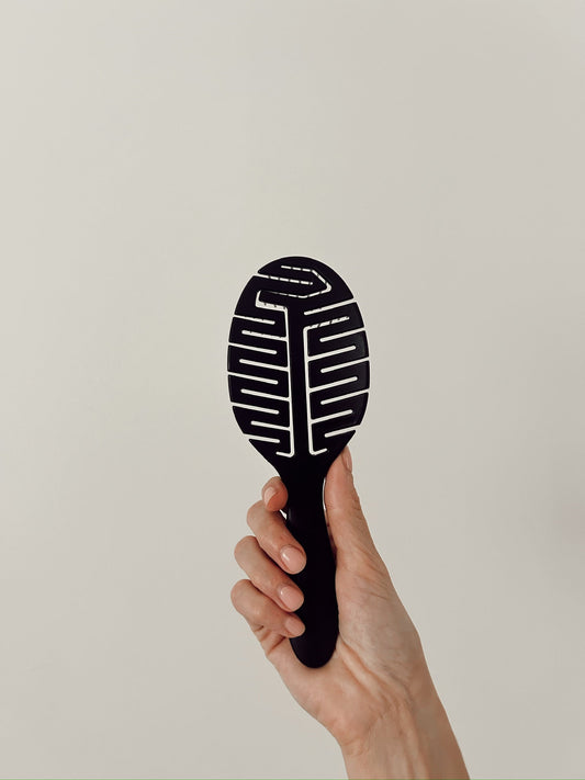 La brosse à cheveux mouillés noire