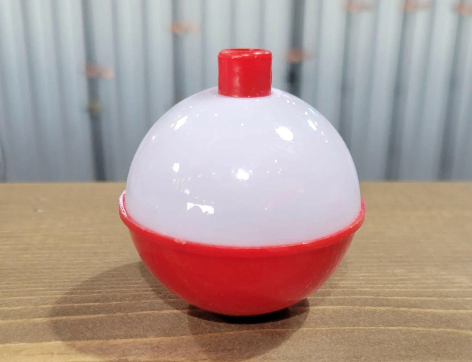 Bobber red/White Classic 1-3/4" - www.Shopthatapp.com