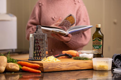 Râpe à fromage 7 en 1 en acier inoxydable avec protège-doigts. Coupe-herbes.