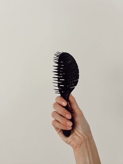 La brosse à cheveux mouillés rose