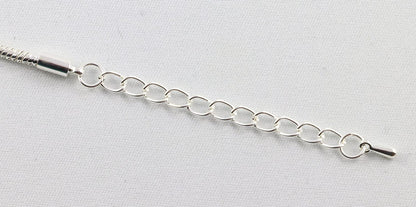 Kreuz-Charm-Armband mit Schlangenkette aus Kunststoff (Schwarz)