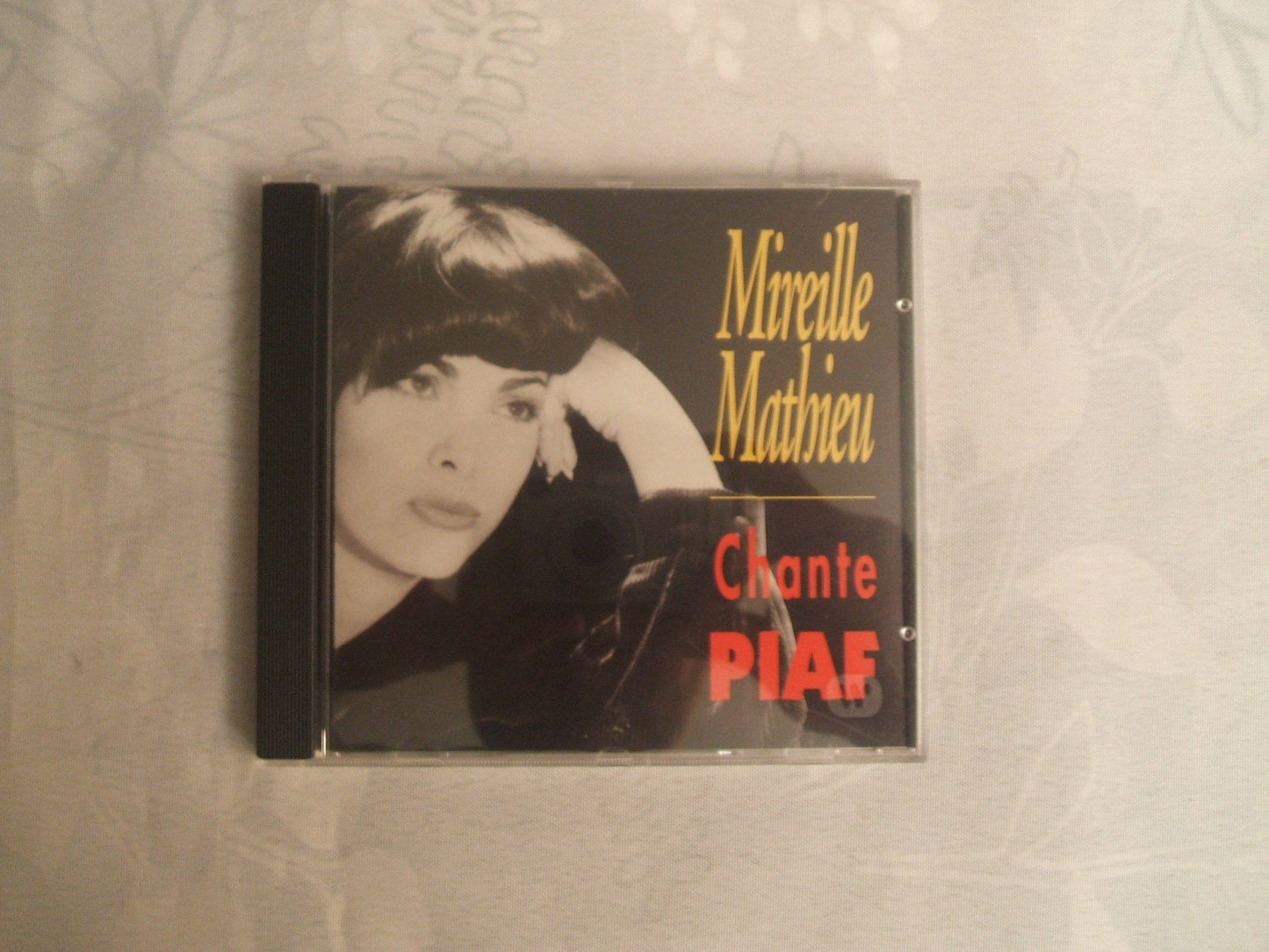 Chante Piaf - www.Shopthatapp.com