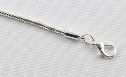Kreuz-Charm-Armband mit Schlangenkette aus Kunststoff (Schwarz)