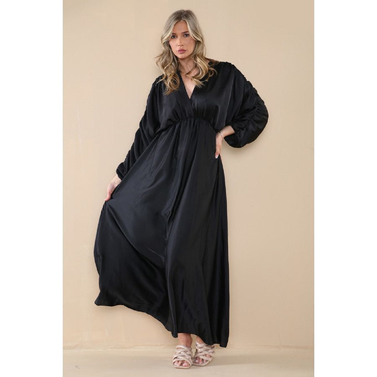 Robe longue en satin à manches froncées