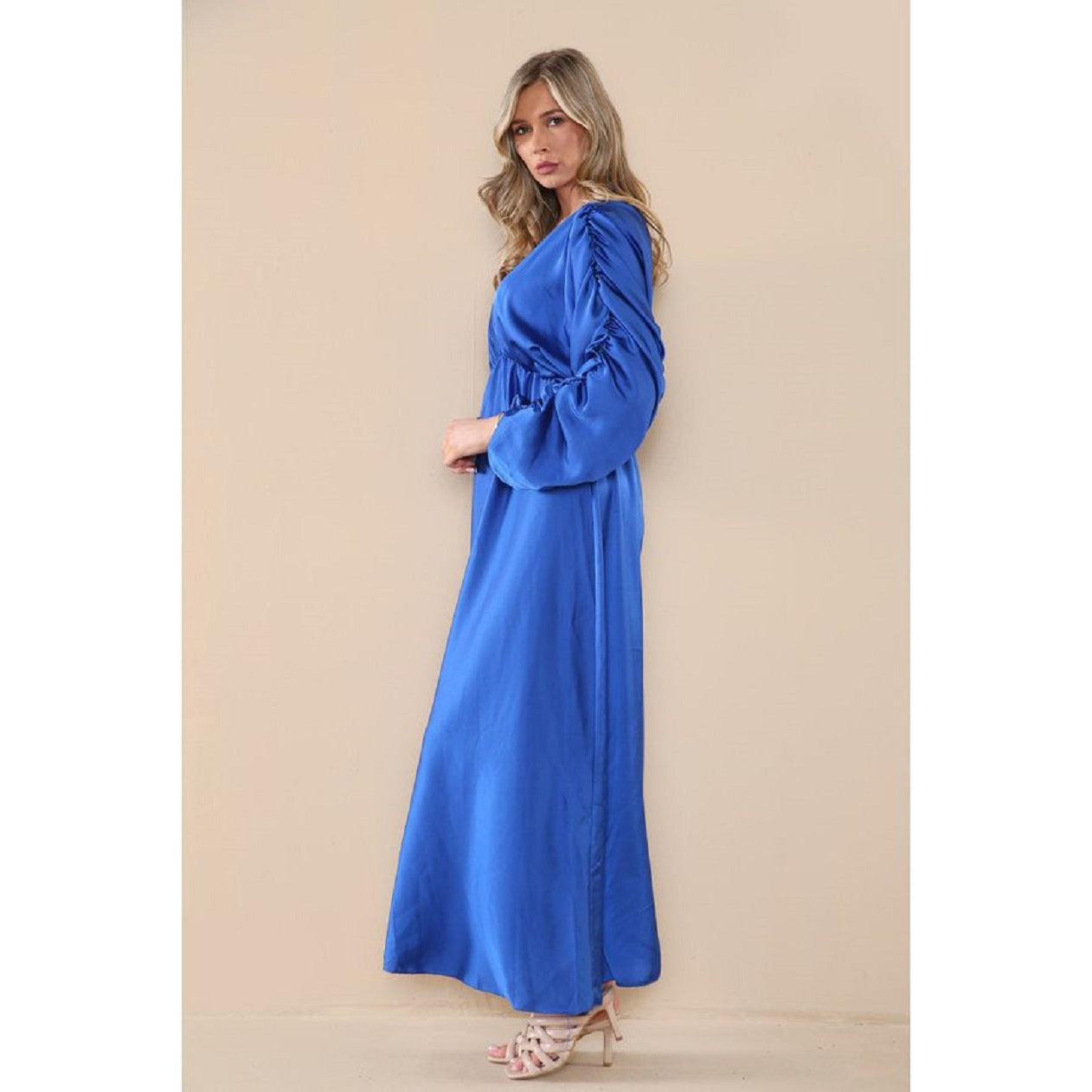 Robe longue en satin à manches froncées