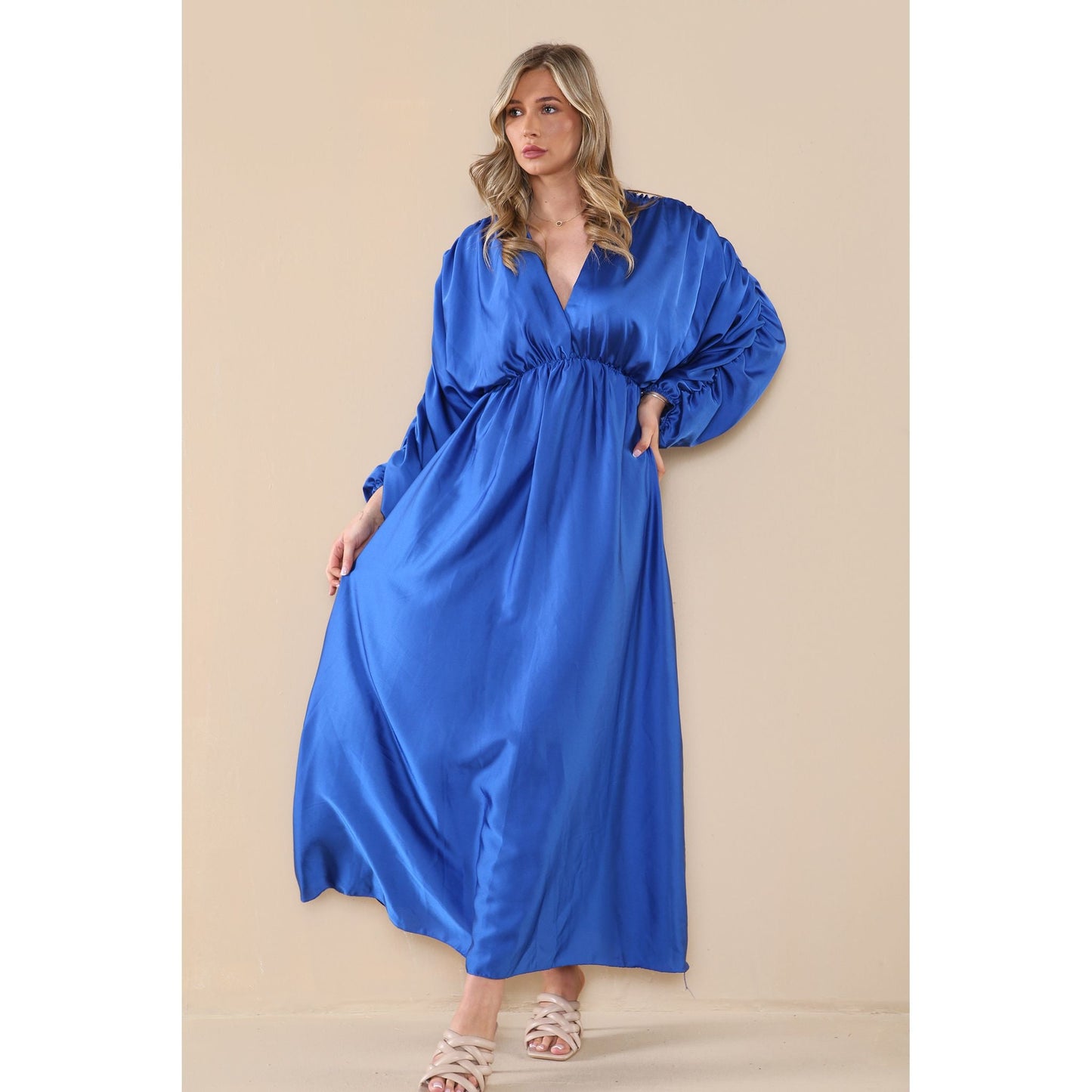 Robe longue en satin à manches froncées