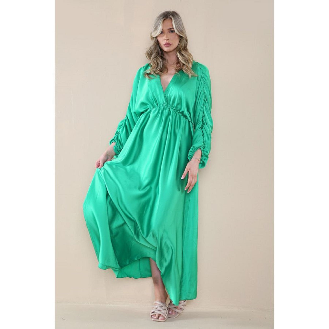 Robe longue en satin à manches froncées